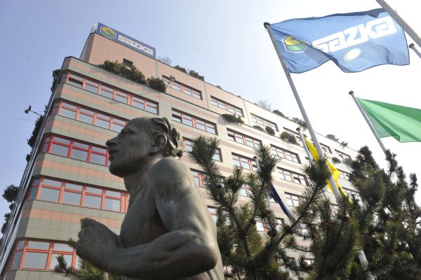 Sazka dluží věřitelům dvě miliardy korun. Sazka dluží věřitelům dvě miliardy korun.