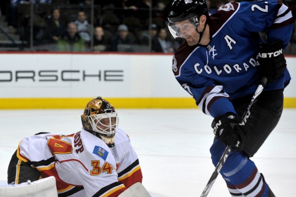 Milan Hejduk před gólmanem Calgary Mikkou Kiprusoffem.