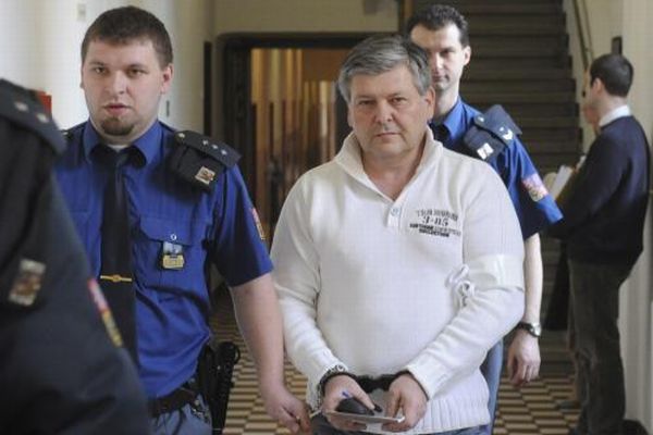 Před soudem stanul z obou podvodníků jen Miroslav Simon.