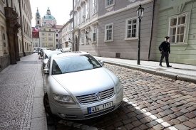 Kmotrovské prestižní SPZ najdete i před sněmovnou.