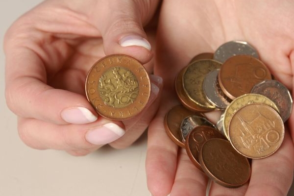 Banky loni na poplatcích vybraly přes 38 miliard korun.