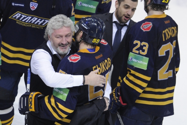 Miloš Říha slaví s Atlantem postup do finále KHL. Miloš Říha slaví s Atlantem postup do finále KHL.