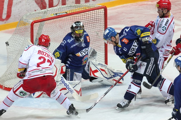 Třinec vede ve finálové sérii 1:0. Třinec vede ve finálové sérii 1:0.
