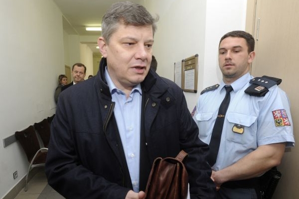 Dosavadní šéf Sazky Aleš Hušák odchází od soudu, který řešil insolvenci loterijní společnosti.