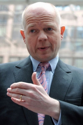Britský ministr zahraničí William Hague nevyloučil možnost zásobování vzbouřenců vybavením.