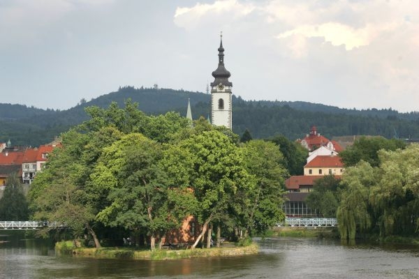 Písecká politika je teď na vodě jako tamní městský ostrov (ilustrační foto).
