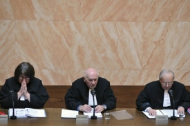 Ústavní soudci tradičně řeší případy těch, kteří nalítli obchodním dealerům (ilustrační foto).