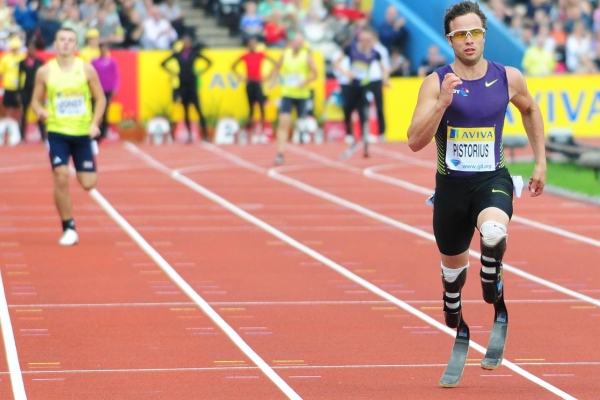 Handicapovaný sprinter Oscar Pistorius (vpravo) se často měří se zdravými atlety. Handicapovaný sprinter Oscar Pistorius (vpravo) se často měří se zdravými atlety.