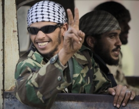 Libyjským povstalcům po dvou měsících bojů docházejí peníze. Dnes se chystají vypravit první zásilku ropy od vypuknutí občanské války.