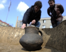 Archeologové objevili i keramiku a další předměty z doby bronzové.