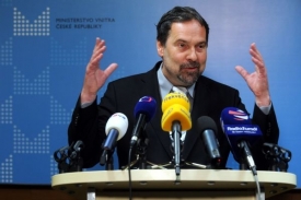 Radek John měl podezření, že v případu karlovarské losovačky došlo ke skartaci dokumentů.
