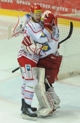 Hamerlík se může radovat. Třinec vede ve finále už 2:0.