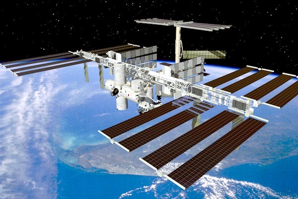 ISS už nestačila na hrozící srážku reagovat změnou své letové dráhy. Smetí ji naštěstí minulo.