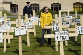 Kříže symbolizující hřbitov obcí odsouzených k zániku.