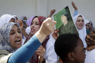 Libyjky demonstrují na podporu Kaddáfího v Závíji.