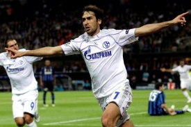 Útočník Schalke Raúl González se raduje z branky do sítě Interu Milán.