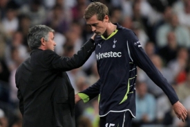 José Mourinho utěšuje vyloučeného Petera Crouche.