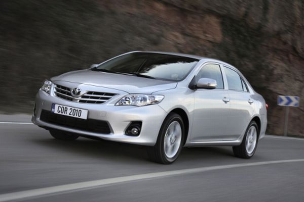 Toyota se stále potýká s následky ničivého zemětřesení. Na ilustračním snímku Toyota Corolla sedan. Toyota se stále potýká s následky ničivého zemětřesení. Na ilustračním snímku Toyota Corolla sedan.