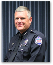 Policejní šéf Frank Milstead je s civilními detektivy spokojený.