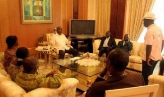 Gbagbo v úzkém mocenském kruhu.