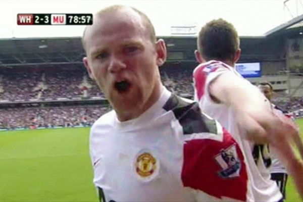 Wayne Rooney při svých vulgárních projevech po vstřelení hattricku.