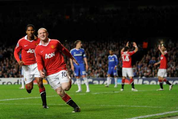 Wayne Rooney oslavuje svůj gól do sítě Chelsea. Wayne Rooney oslavuje svůj gól do sítě Chelsea.
