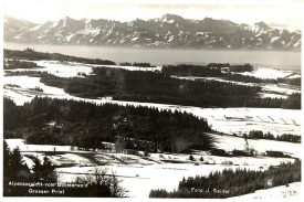 Šumava s Alpami na obzoru na snímku šumavského fotografa Josefa Seidela (snímek Muzea Seidel v Českém Krumlově).