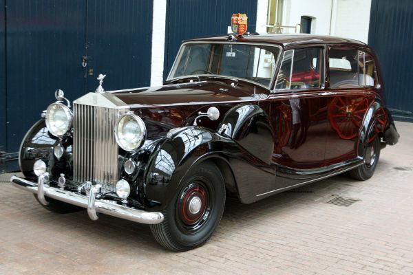 Rolls-Royce Phantom IV z roku 1950, který poveze na obřad nevěstu.