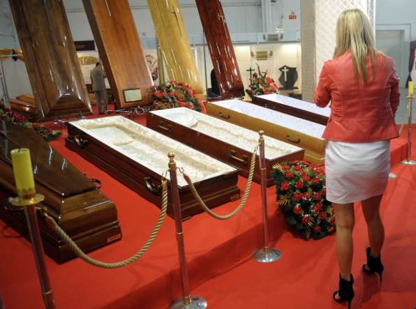 V jaké rakvi se vám bude nejlépe ležet, madam? Z NecroExpo 2009. V jaké rakvi se vám bude nejlépe ležet, madam? Z NecroExpo 2009.