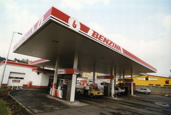 Benzině klesl zisk oproti roku 2009 téměř o polovinu. Benzině klesl zisk oproti roku 2009 téměř o polovinu.
