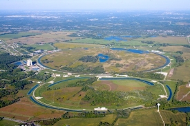 Tevatron je kruhový urychlovač, v němž se srážejí protony s antiprotony.