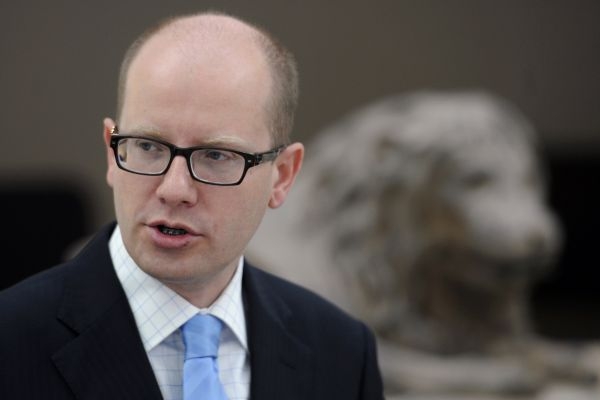 Bohuslav Sobotka hrozí vyvoláním hlasování o nedůvěře vládě. Bohuslav Sobotka hrozí vyvoláním hlasování o nedůvěře vládě.