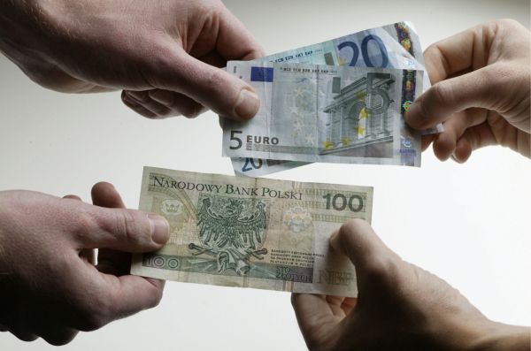 Šedeát procent Poláků v nejnovějším průzkumu odmítá euro. 