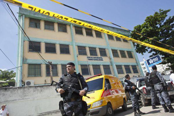 Okolí školy policie uzavřela. Okolí školy policie uzavřela.