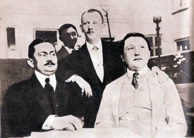 Předsednictvo Haškovy Strany mírného pokroku v mezích zákona, zcela vpravo spisovatel Jaroslav Hašek. 