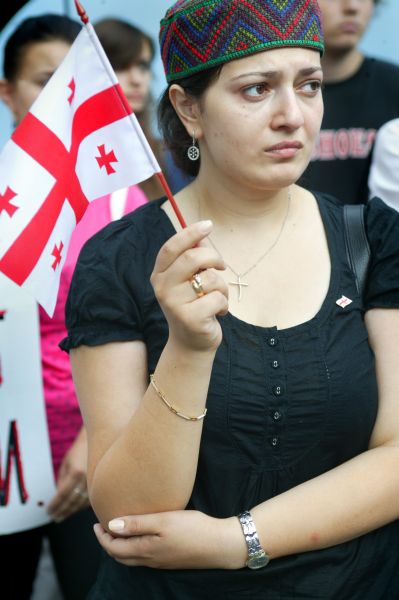 Mladá Gruzínka protestuje proti ruské okupaci gruzínského území.