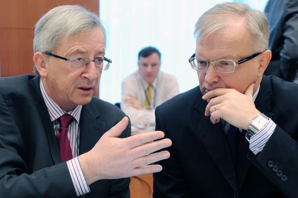 Eurokomisař pro hospodářské a měnové záležitosti Olli Rehn (vpravo) a Šéf ministrů financí eurozóny Jean-Claude Juncker. Eurokomisař pro hospodářské a měnové záležitosti Olli Rehn (vpravo) a Šéf ministrů financí eurozóny Jean-Claude Juncker.