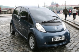 Elektromobil Peugeot iOn v pražských ulicích.