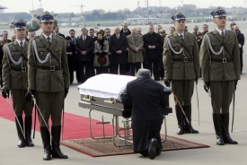 Jaroslaw Kaczyński na varšavském letišti líbá rakev s ostatky svého bratra-prezidenta. 