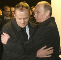 Pro polské politiky neodpustitelná situace: premiér Tusk přijímá kondolence od Vladimíra Putina.