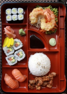 Ze stálého menu nejvíc zaujalo kuřecí maso v těstíčku.