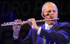 Bývalý předseda vlády Pedro Pablo Kuczynski zahrál na mítinku i na flétnu.