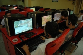 Z řady internetových kaváren se staly virtuální farmy na zlato.