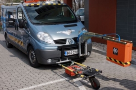 Georadar vysílá do silnice elektromagnetické vlnění, z jehož odrazů pak vytvoří obraz vnitřní struktury silnice.