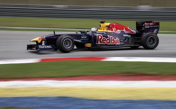 Red Bull je dominantní. Red Bull je dominantní.