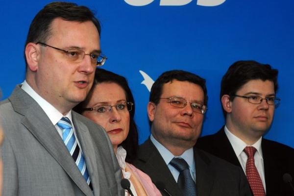 Petr Nečas po jednání výkonné rady ODS prohlásil, že odvolá ministry VV Johna a Dobeše. Funkci nemá však prý jistou ani žádný ze zbývajících ministrů.