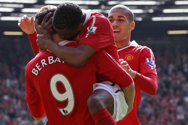 Dimitar Berbatov a Patrice Evra oslavují úvodní gól. Dimitar Berbatov a Patrice Evra oslavují úvodní gól.