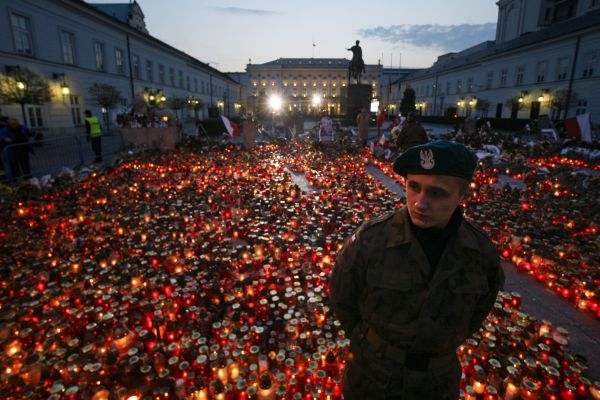 Náměstí před Prezidentským palácem po havárii prezidentského letadla zaplavilo moře svíček. Náměstí před Prezidentským palácem po havárii prezidentského letadla zaplavilo moře svíček.