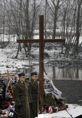 Polská čestná stráž střeží místo nehody prezidentského letadla.