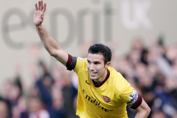 Útočník Van Persie zvýšil na konečných 3:1 pro Arsenal. Útočník Van Persie zvýšil na konečných 3:1 pro Arsenal.